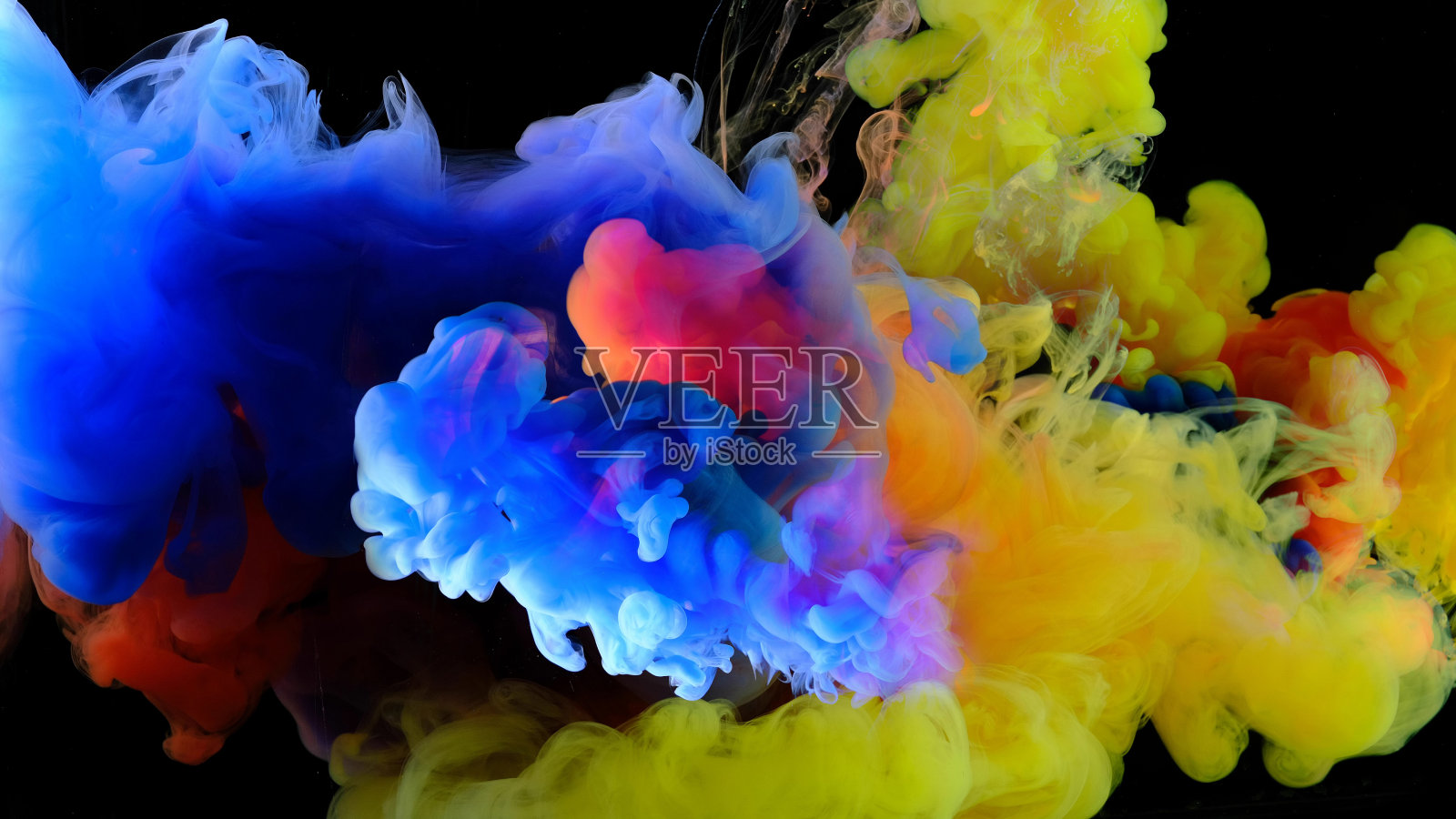 彩色的水滴在水，抽象的颜色混合，墨水滴在水照片摄影图片