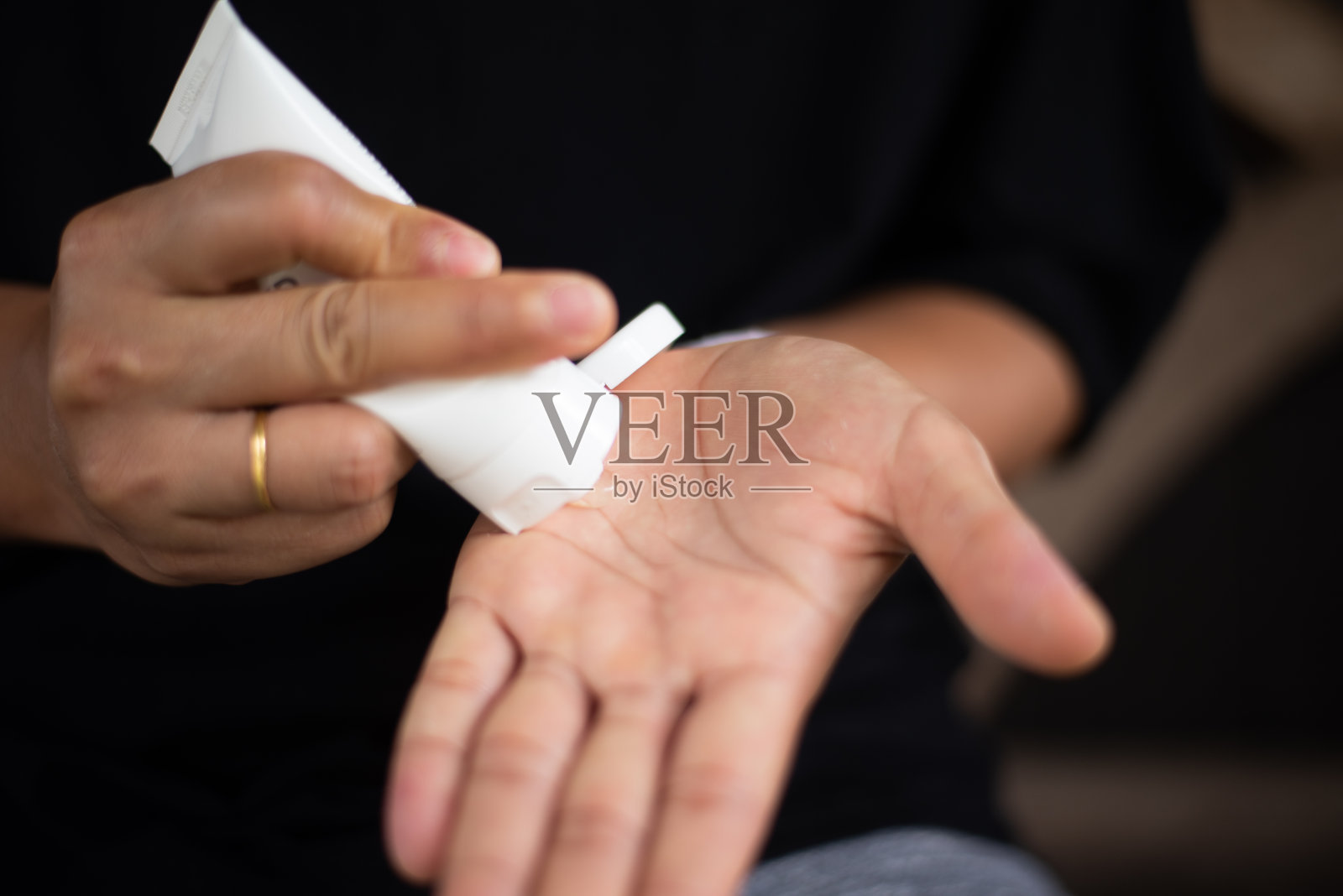 使用保护冠状病毒和细菌的酒精凝胶。照片摄影图片