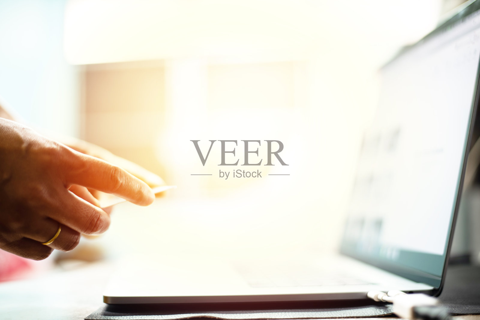 手用信用卡与笔记本电脑在网上购物的概念。照片摄影图片