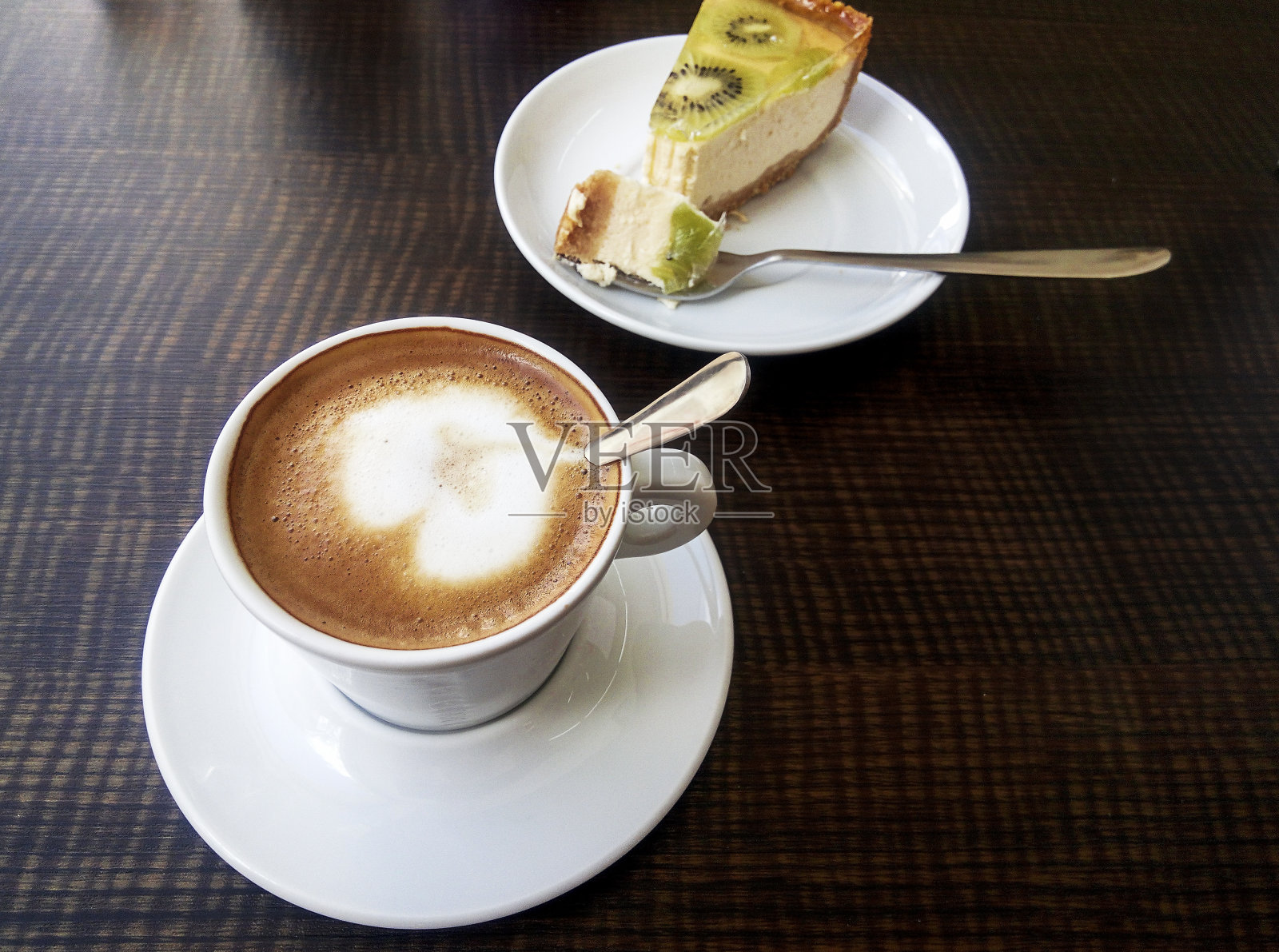 一杯咖啡或卡布奇诺和一块奶酪蛋糕照片摄影图片