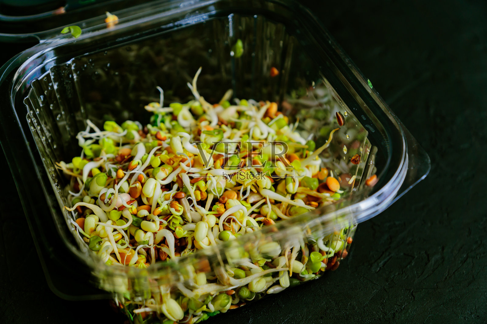 塑料容器内的发芽扁豆，豆子，绿豆，豌豆，萝卜，亚麻，向日葵。素食，生食饮食，选择性重点。照片摄影图片