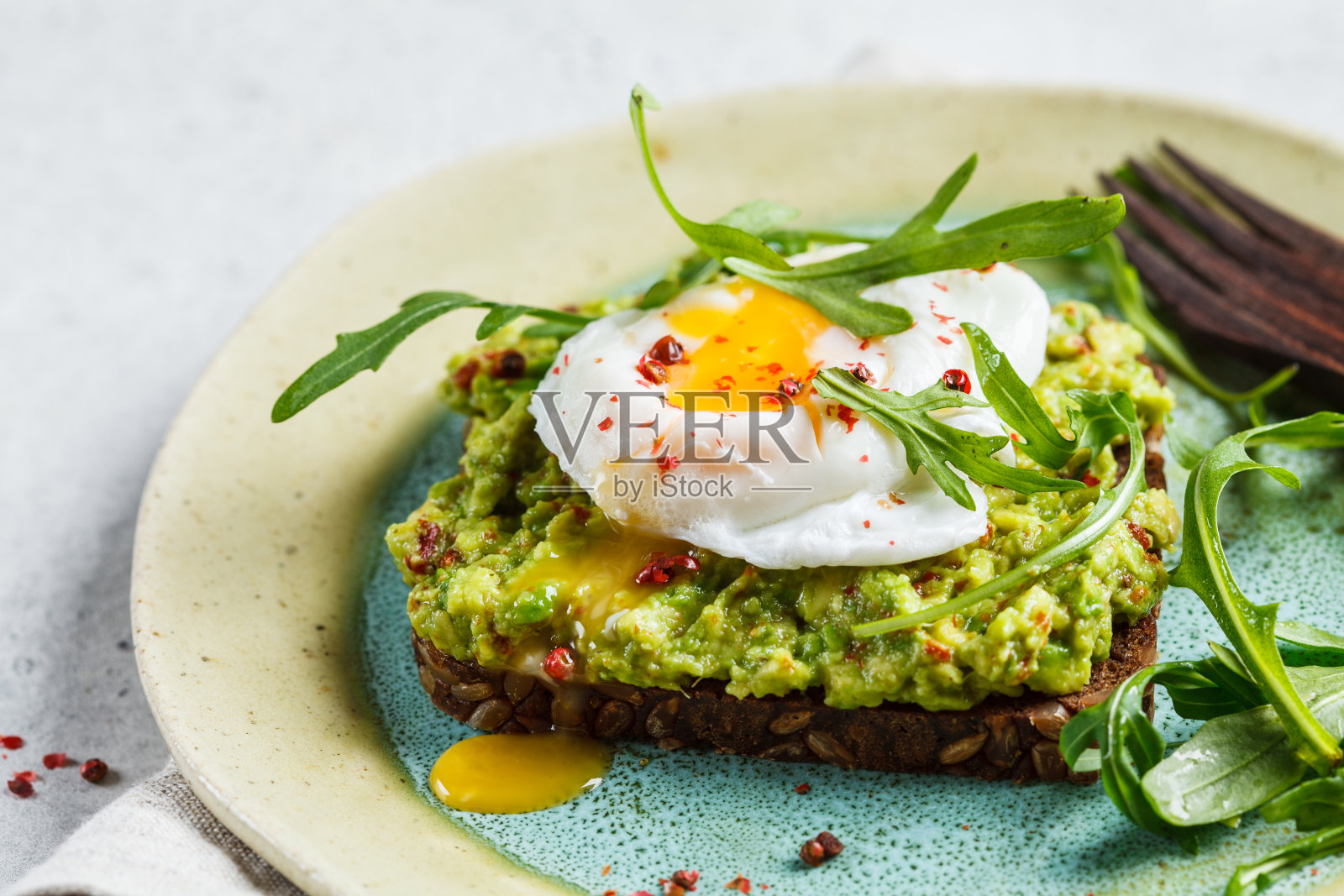 牛油果和荷包蛋吐司配黑麦面包。健康的早餐概念。照片摄影图片