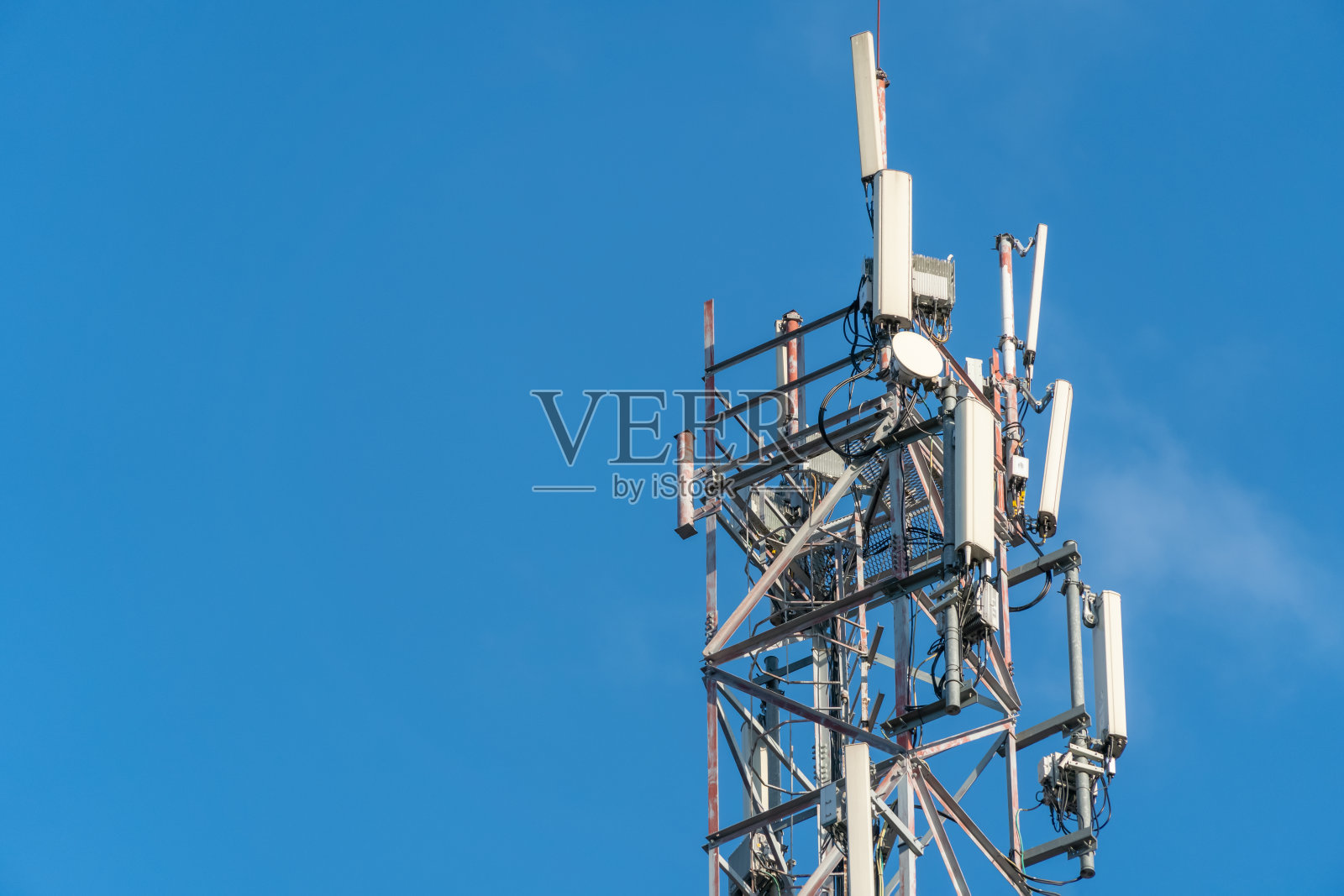 移动通信塔近景迎蓝天，复制空间照片摄影图片