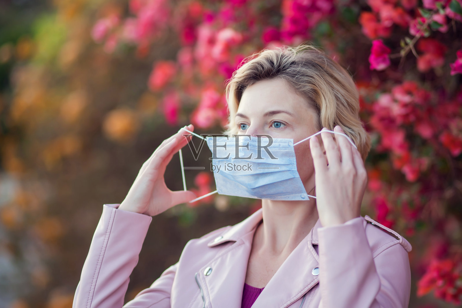 戴着医用口罩的户外女性人物肖像：人物、医疗保健和医药概念照片摄影图片