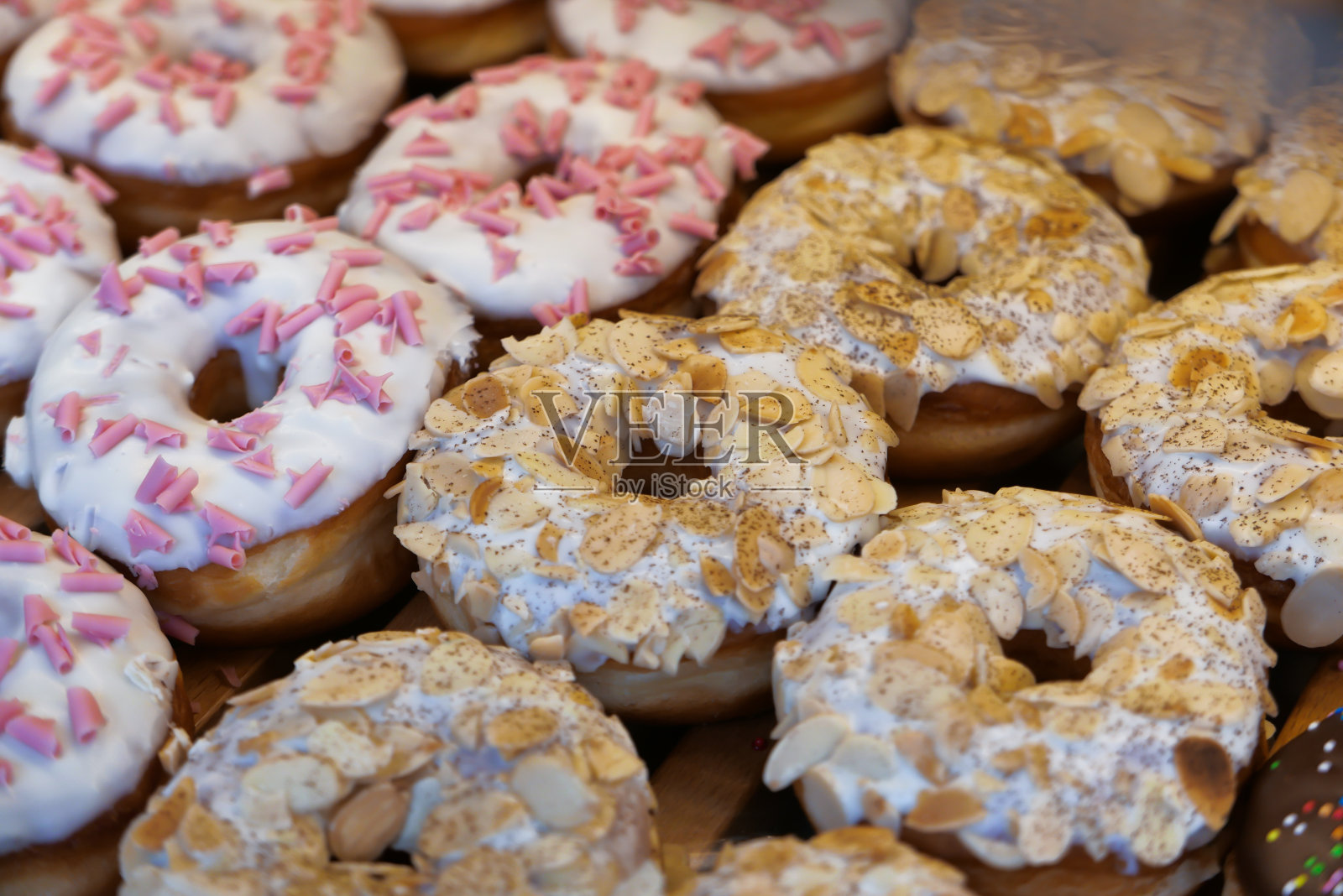 各种各样的巧克力甜甜圈陈列出售照片摄影图片