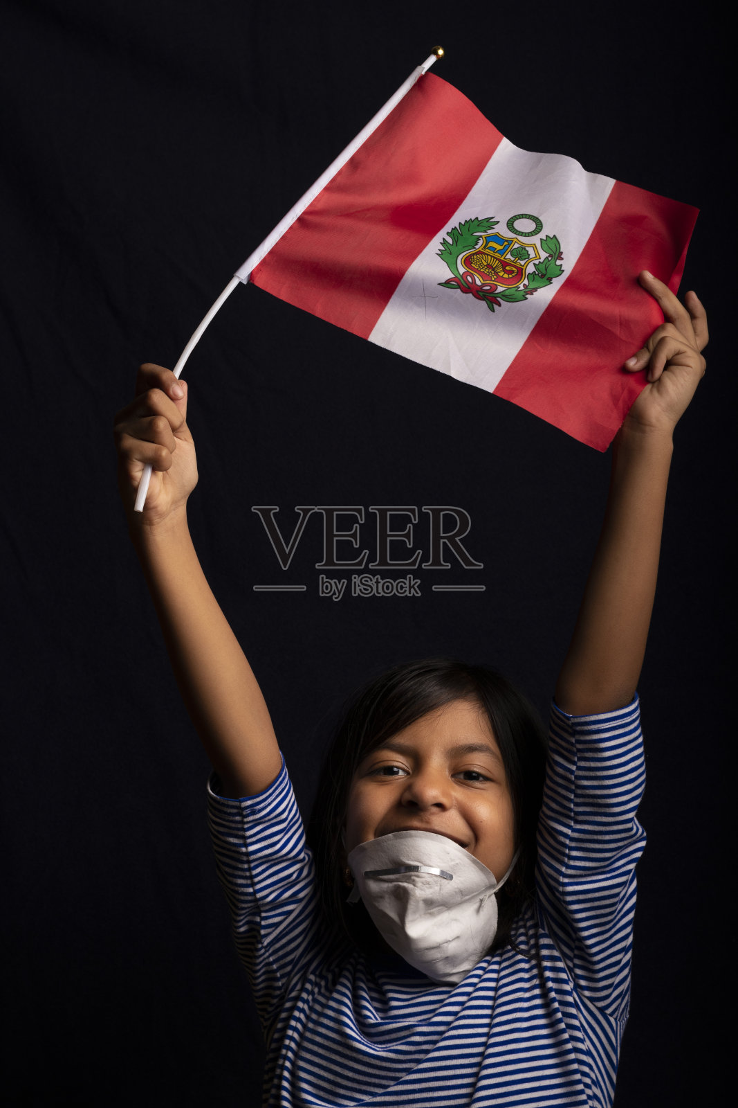 戴口罩、手持秘鲁国旗的秘鲁小女孩肖像照片摄影图片