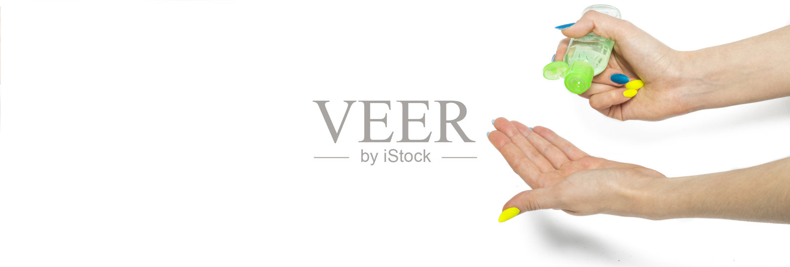 女人的手在白色的背景上用消毒凝胶对待自己照片摄影图片