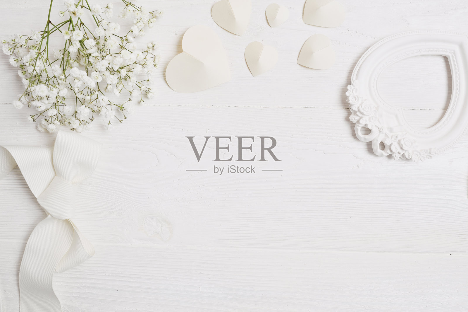 原型背景与鲜花和纸心贺卡情人节在乡村风格与地方为您的文本，平躺，俯视图照片模拟照片摄影图片