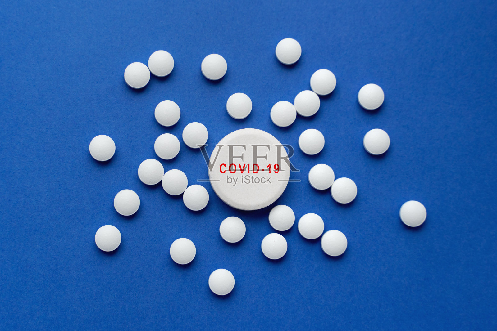 对抗冠状病毒或COVID-19概念的药物。病毒大流行防护医学概念，冠状病毒新冠肺炎照片摄影图片