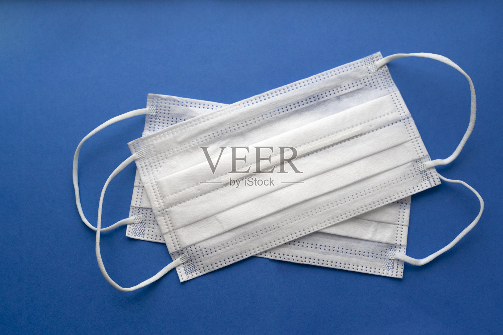 新型冠状病毒肺炎面膜在堆上。疫情和疫情背景。医用防护口罩。照片摄影图片