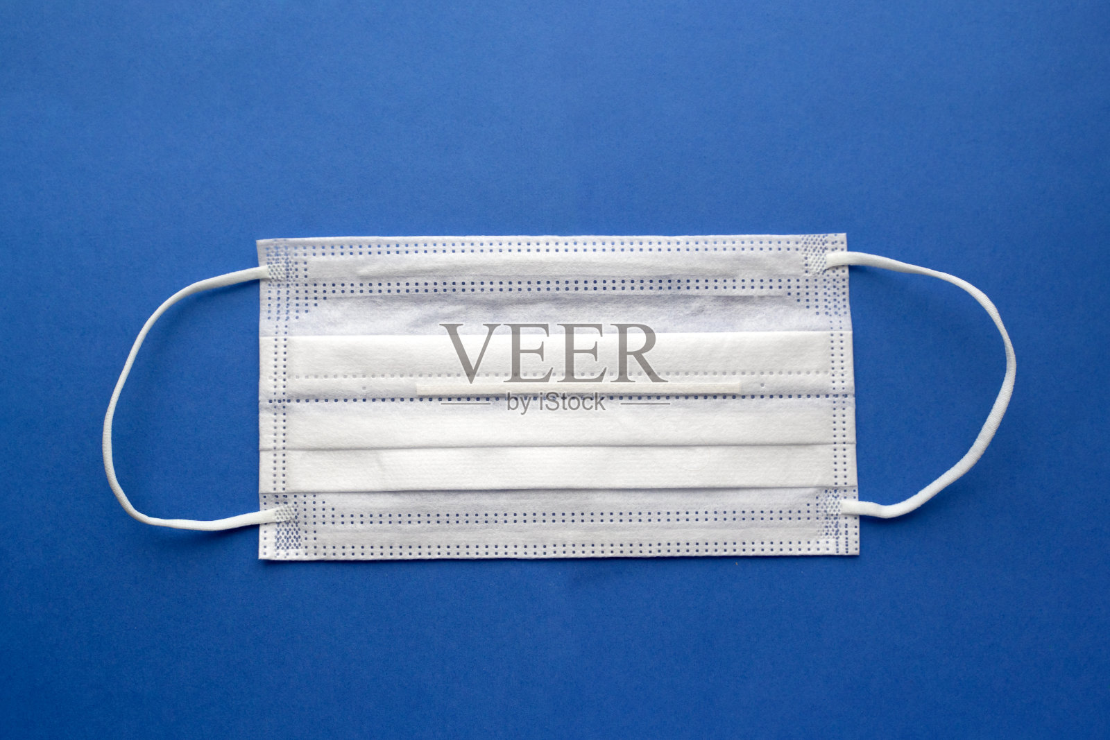 新型冠状病毒肺炎面膜在堆上。疫情和疫情背景。医用防护口罩。照片摄影图片