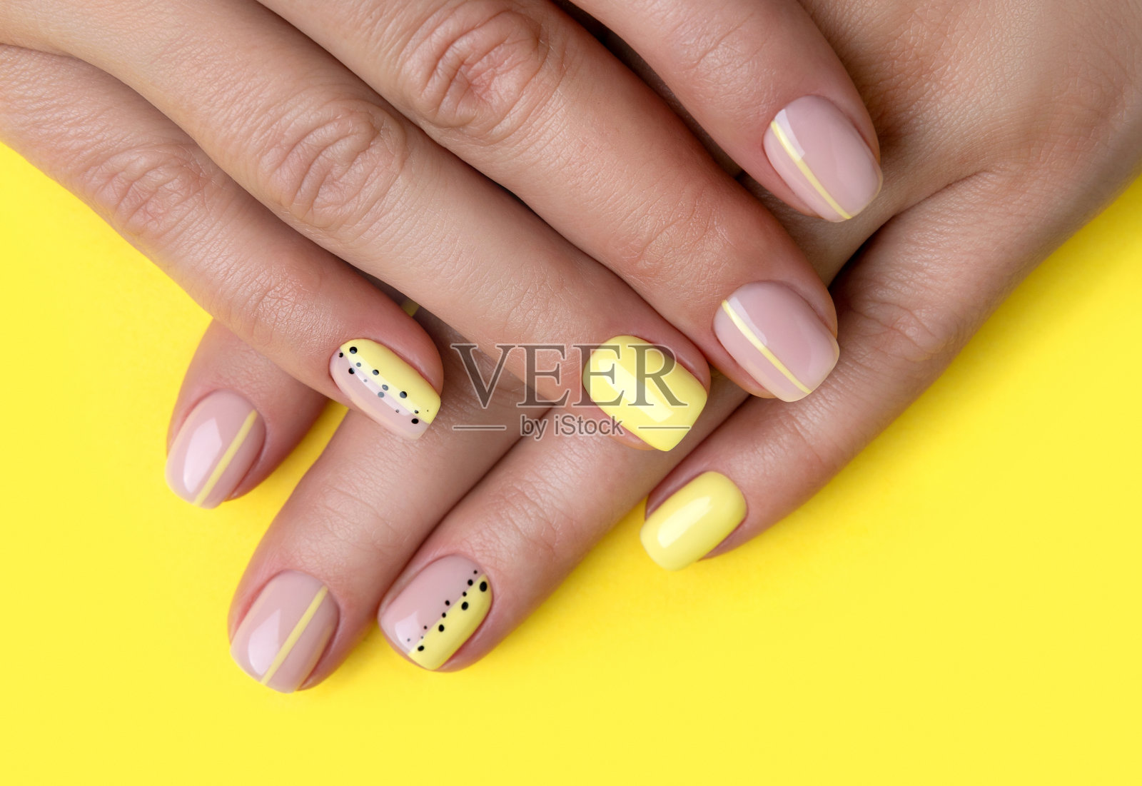 女人的手与春天的夏季美甲设计照片摄影图片