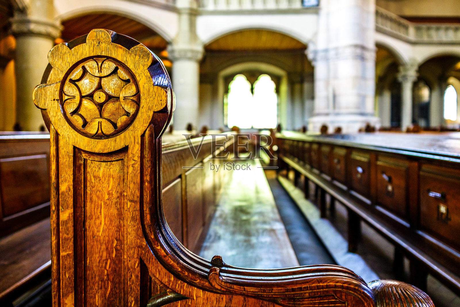 教堂的旧长凳照片摄影图片