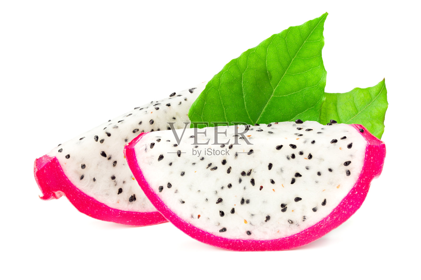 切片成熟的火龙果，白色底上孤立绿叶。火龙果或Pitahaya照片摄影图片