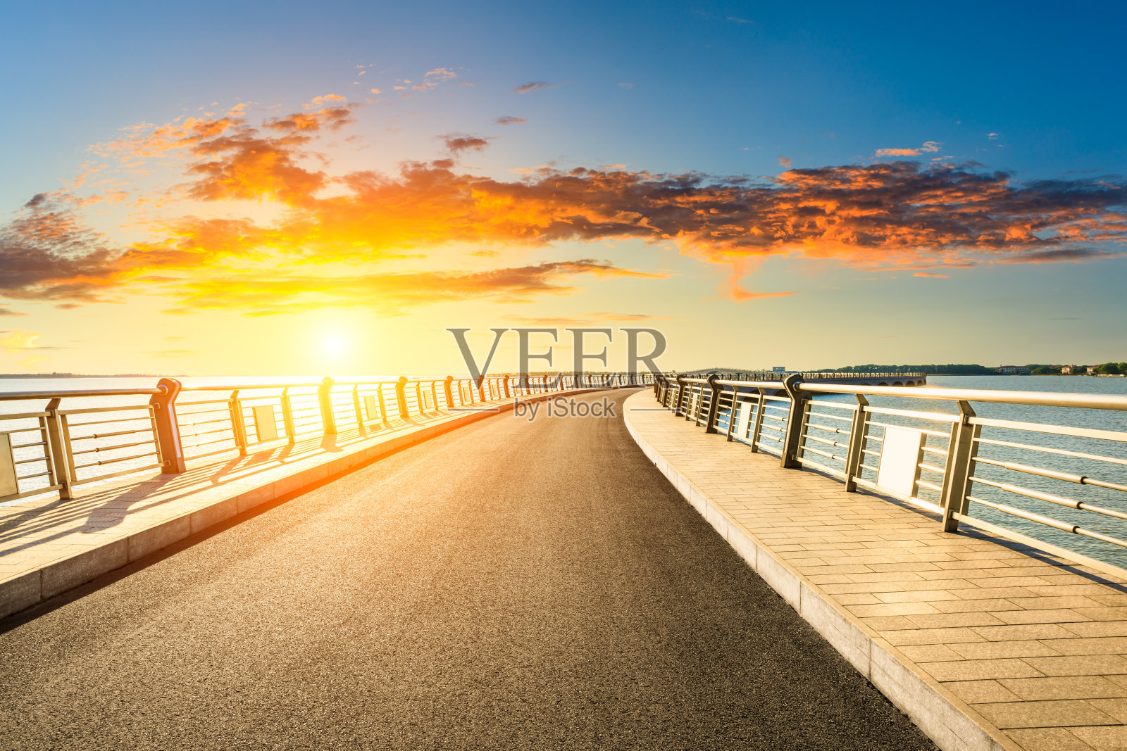 夏季亚细亚桥柏油路与自然景观照片摄影图片