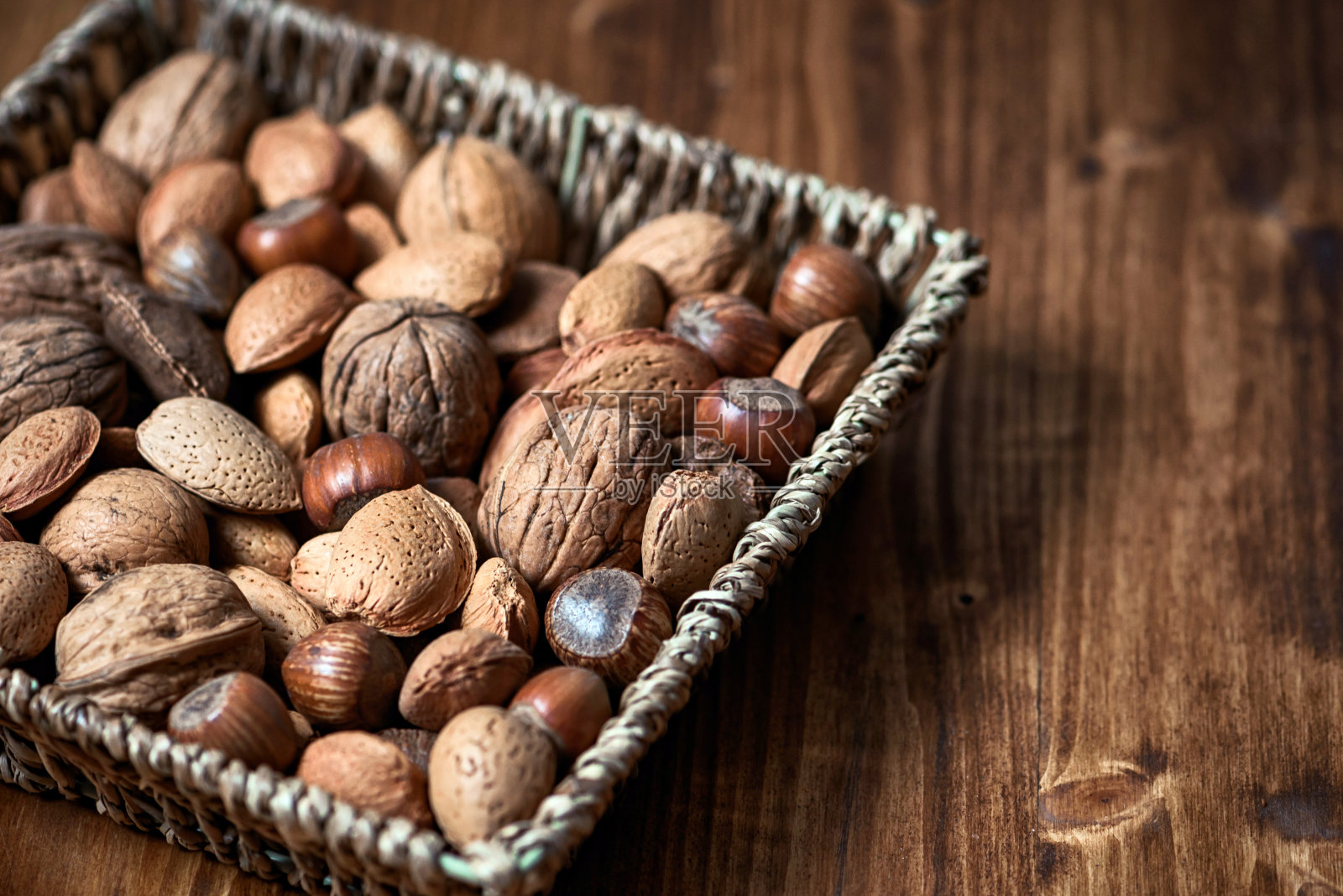 木制篮子配天然小吃照片摄影图片