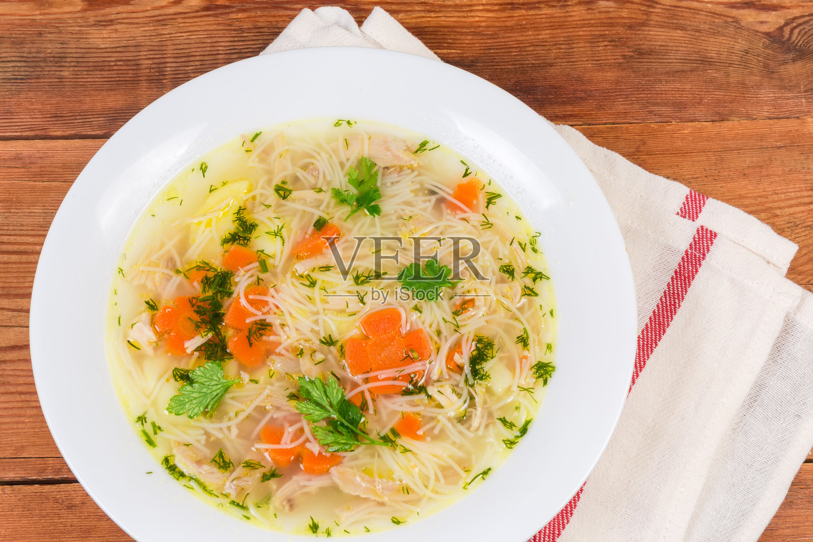 俯视图鸡肉粉条汤的菜肴特写照片摄影图片