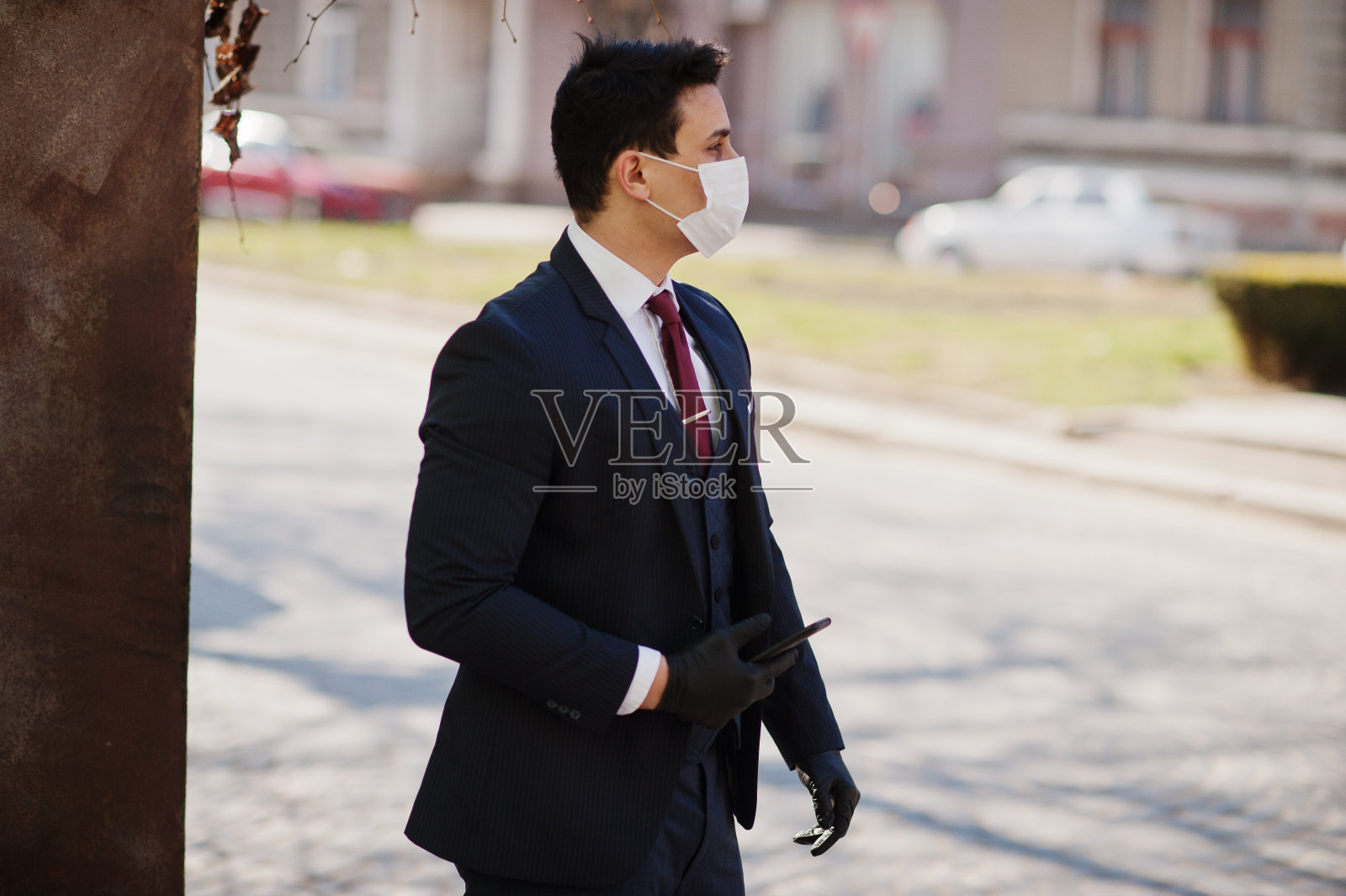 冠状病毒检疫的概念。商人穿着西装，戴着医用口罩照片摄影图片