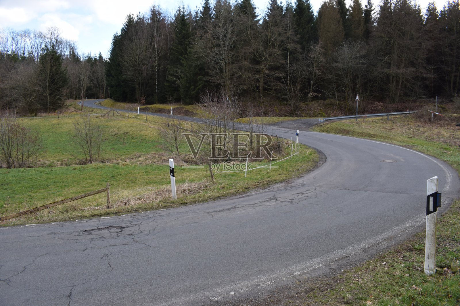 初春的乡间小路照片摄影图片