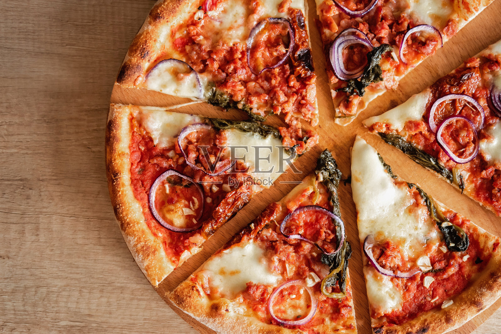 披萨加辣香肠，红洋葱，拿铁和番茄酱照片摄影图片