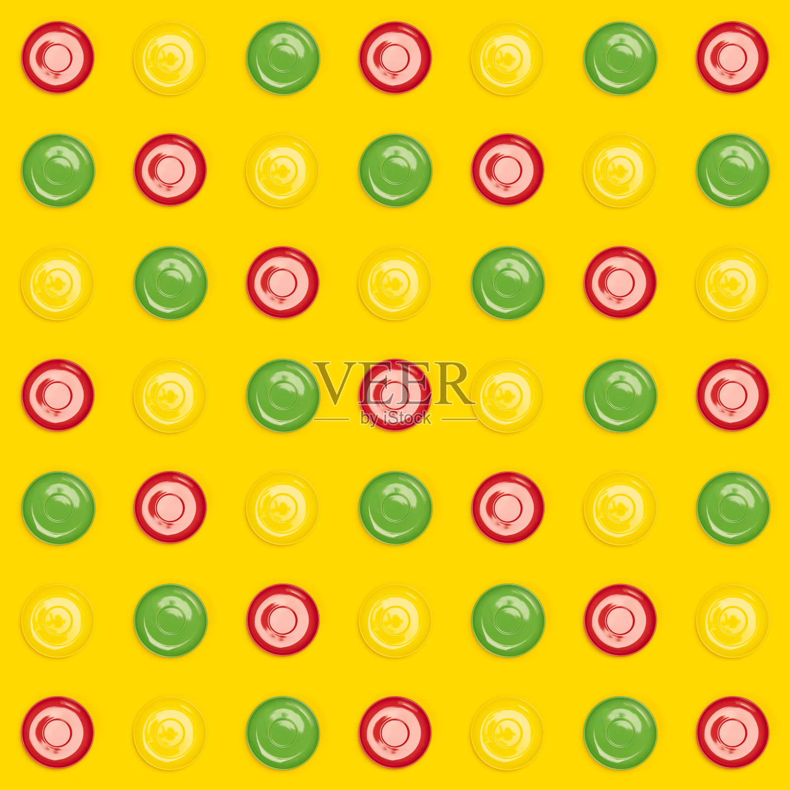 黄色背景上的彩色盘子碟子图案照片摄影图片