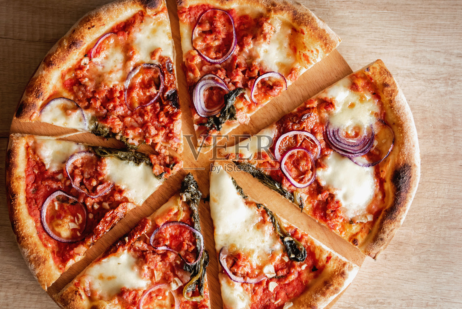 披萨加辣香肠，红洋葱，拿铁和番茄酱照片摄影图片