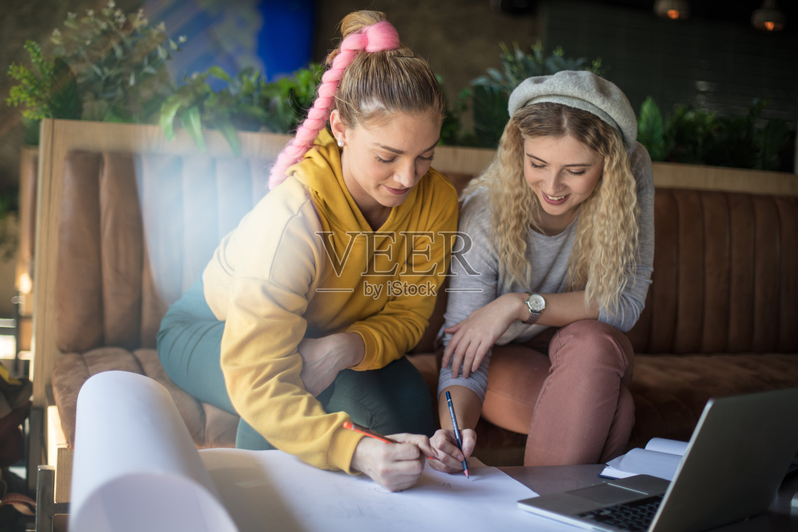 另一只手来帮忙。照片摄影图片