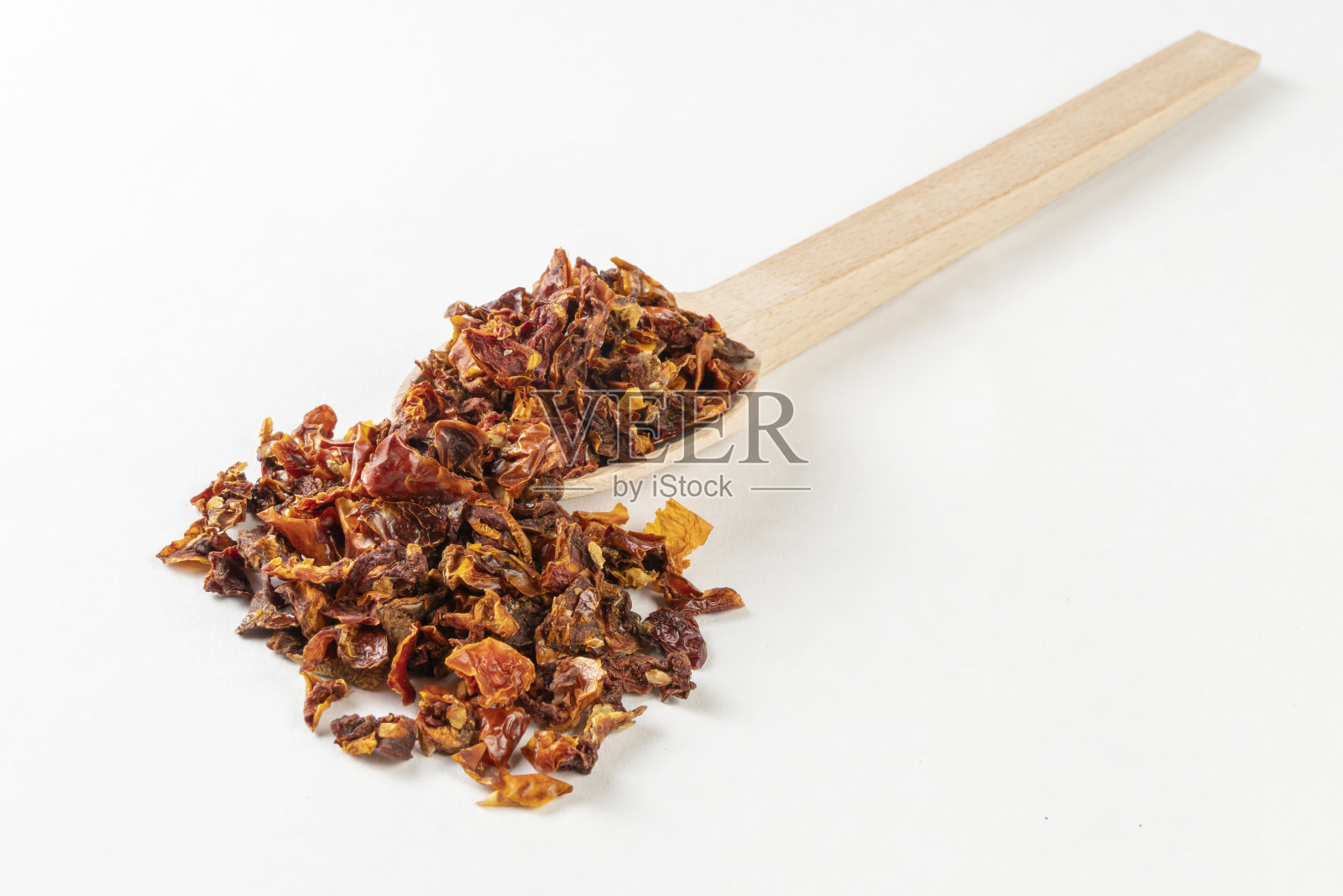 用木勺舀干西红柿，孤立在白色背景上。香料和食物配料。香料及食物配料照片摄影图片