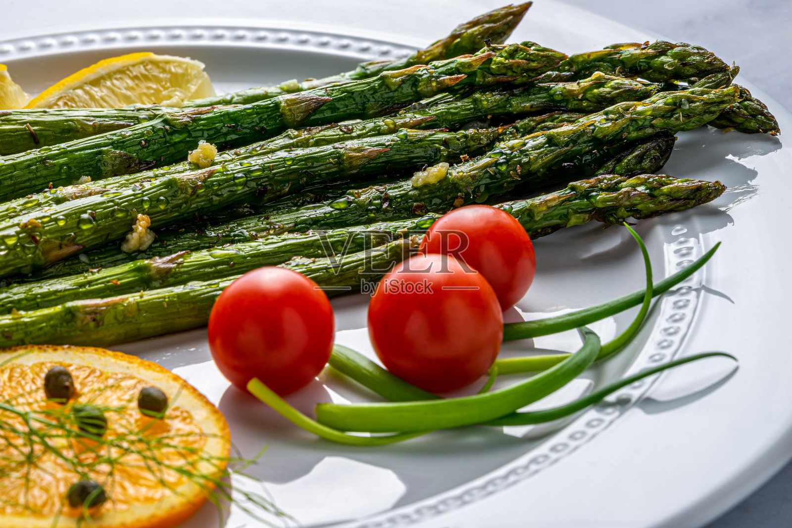 烤芦笋。照片摄影图片