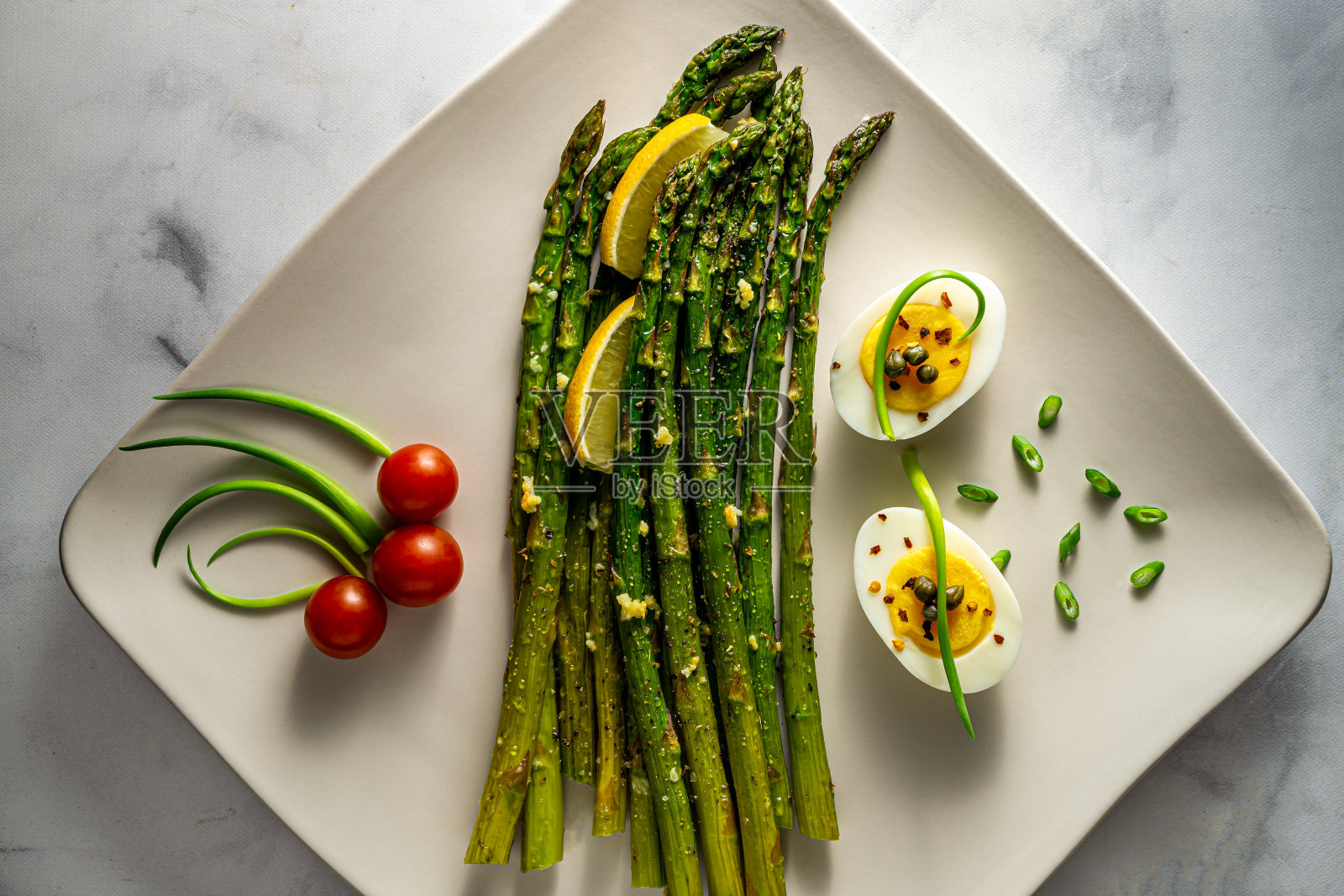 烤芦笋与煮鸡蛋。照片摄影图片