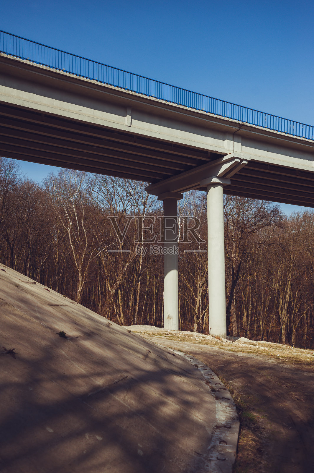 公路上的混凝土桥照片摄影图片