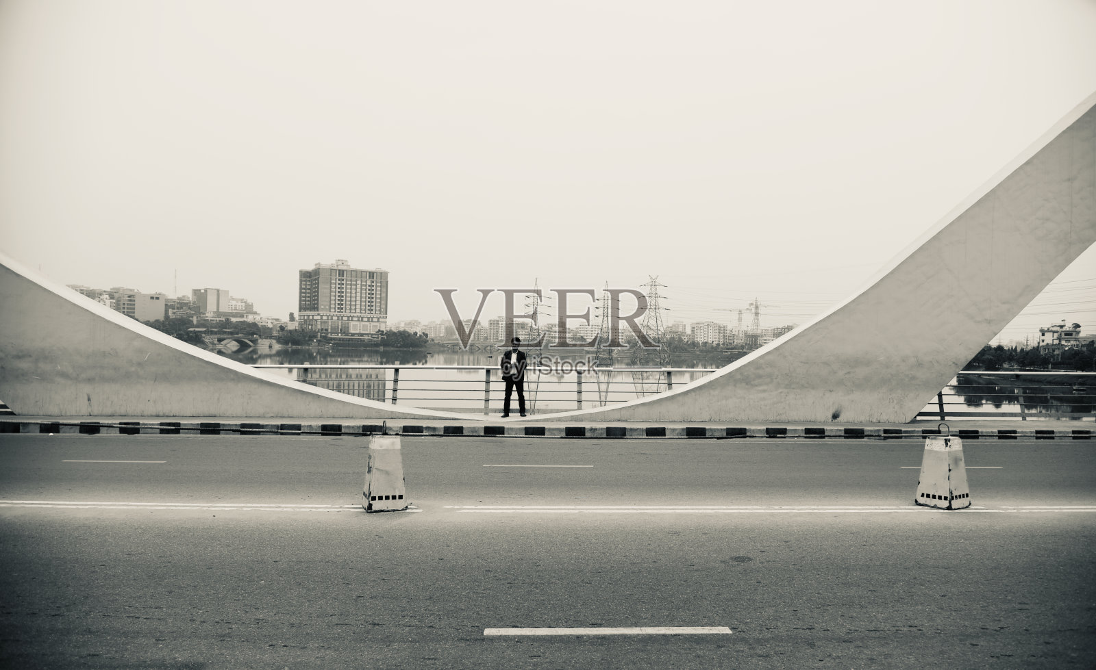 男子独自站在桥周围的独特照片照片摄影图片