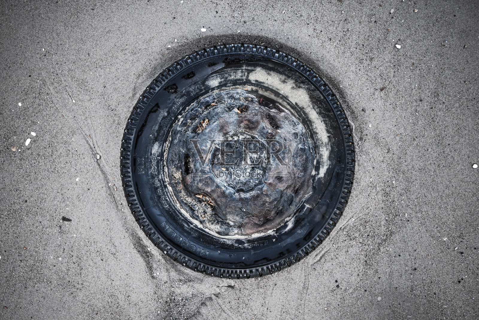 汽车轮胎污染了海滩照片摄影图片