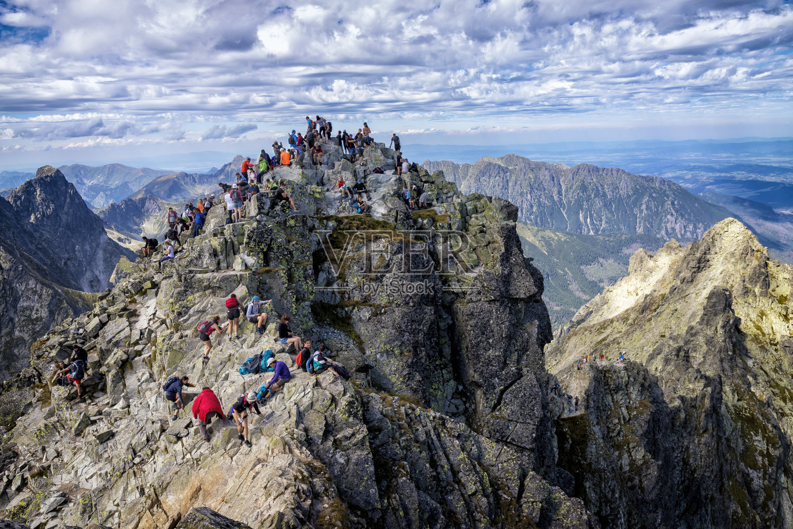 在波兰度假——一群游客在塔特拉山脉的Rysy照片摄影图片