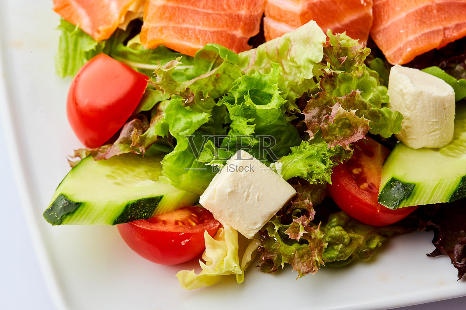 健康蔬菜沙拉与烟熏鲑鱼。佛碗，节食观照片摄影图片