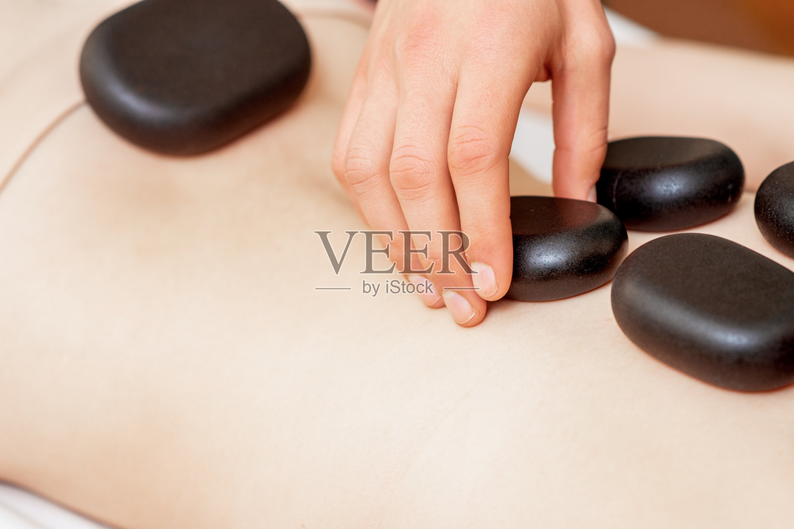 按摩背部的石头。照片摄影图片