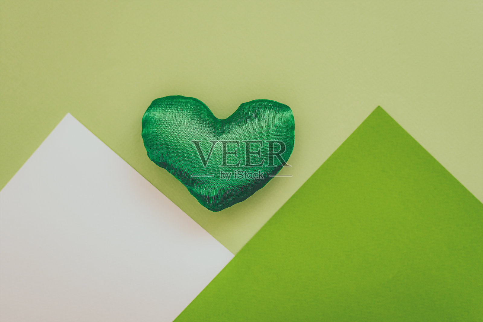 可爱的绿色手工织物心形纹理纸背景。照片摄影图片