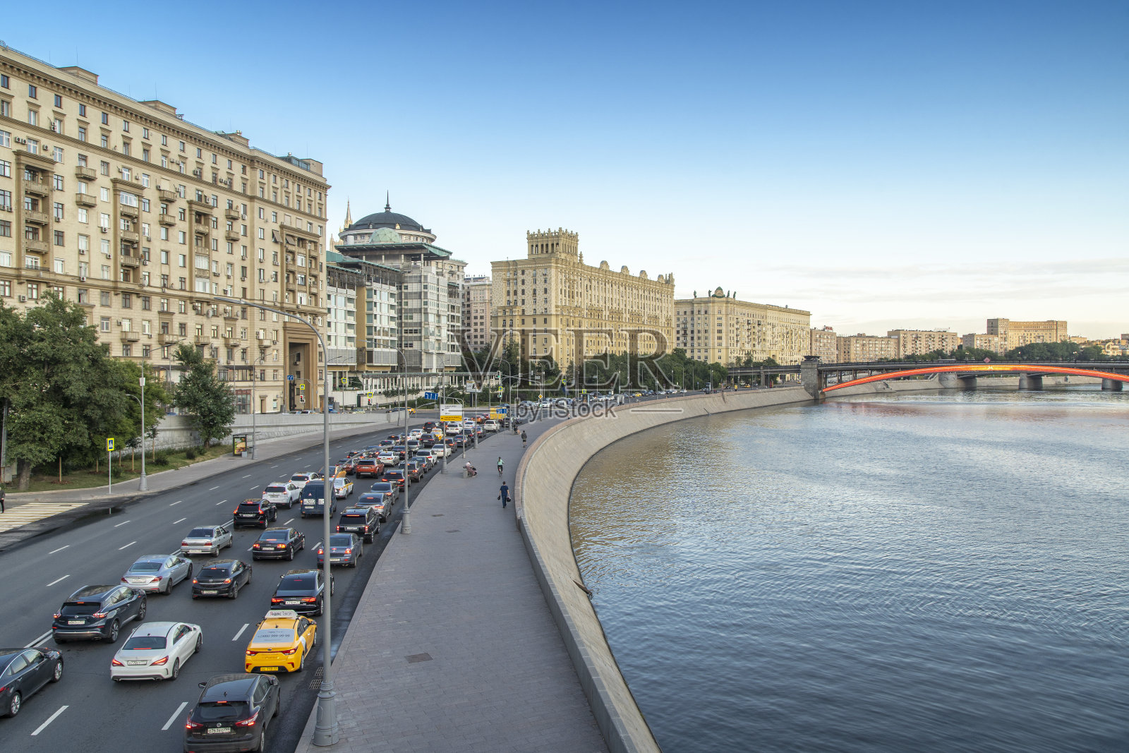 莫斯科:从新瓦巴斯基桥眺望莫斯科河照片摄影图片