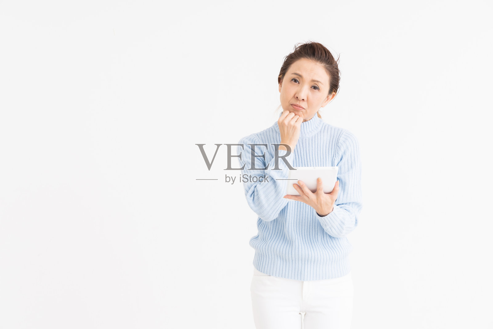 使用平板电脑的老年妇女会想，照片摄影图片