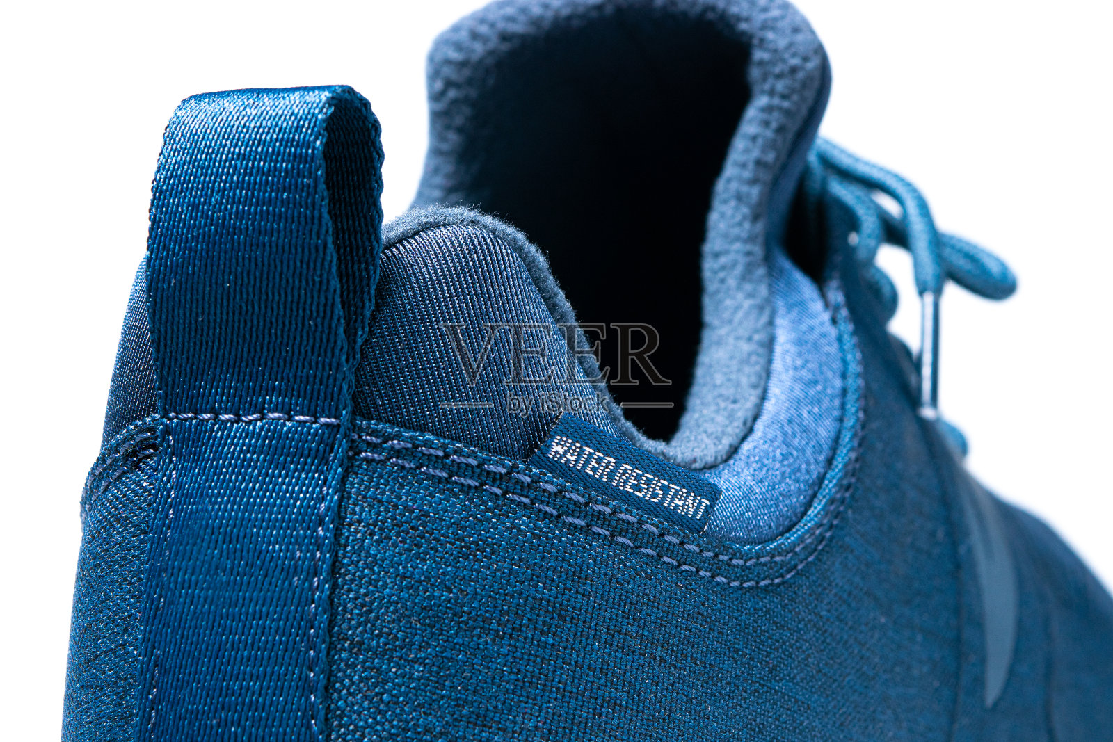 蓝色运动鞋上的防水标签照片摄影图片