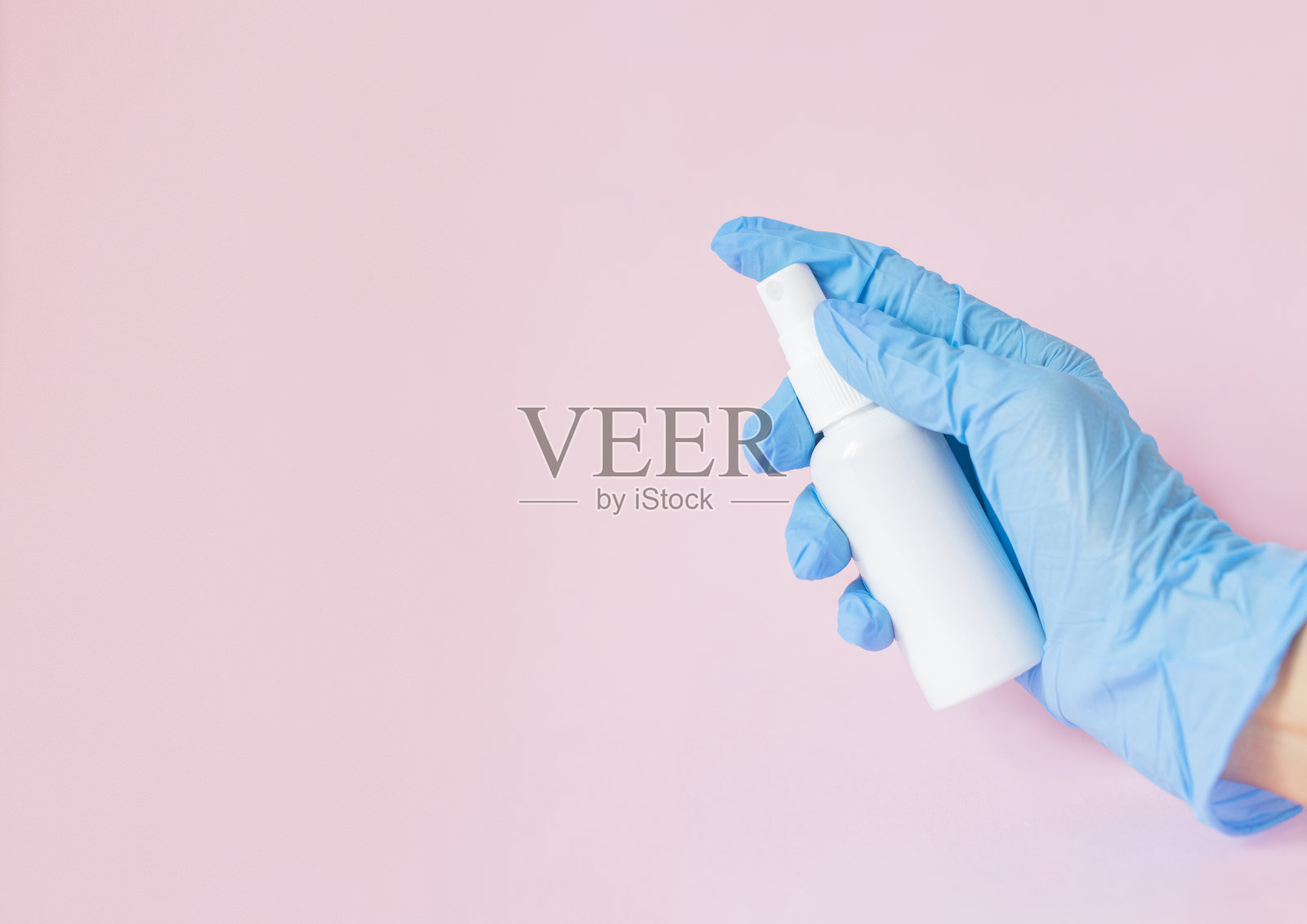 拿着杀菌剂的女孩照片摄影图片