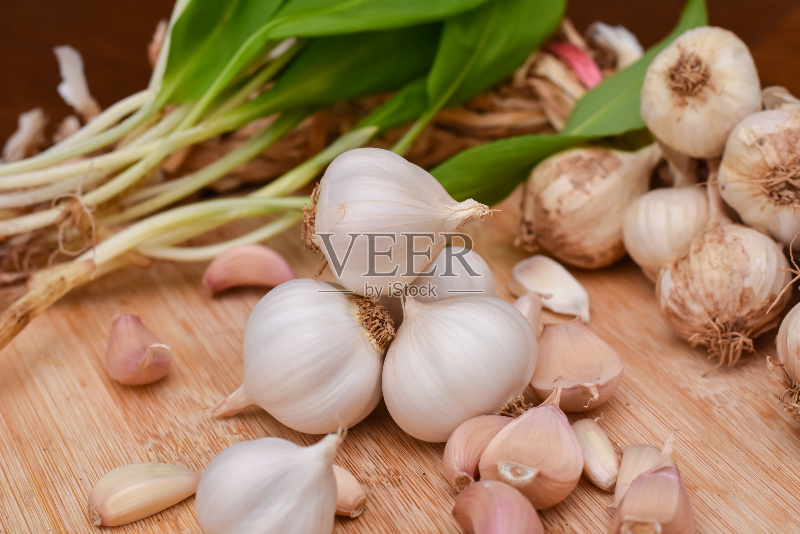 蒜瓣和球茎放在木板上照片摄影图片