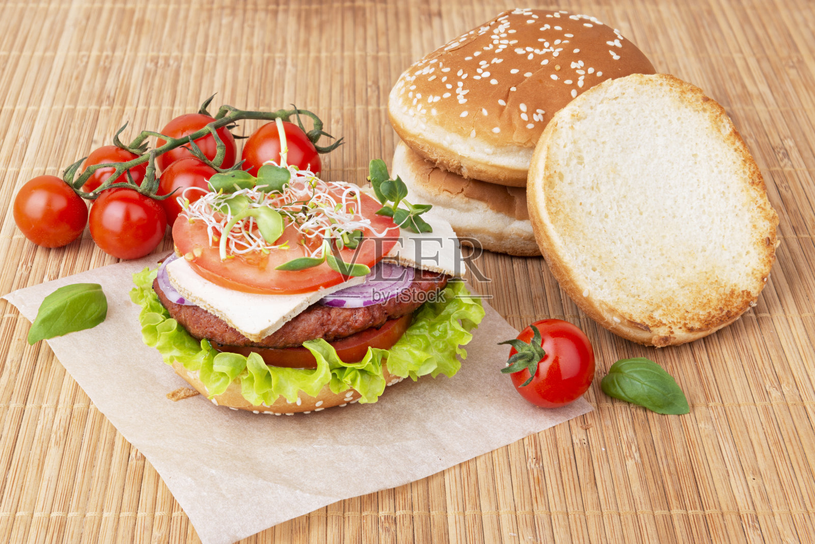 自制素食汉堡配大豆肉排，蔬菜，西红柿和松脆的小面包照片摄影图片