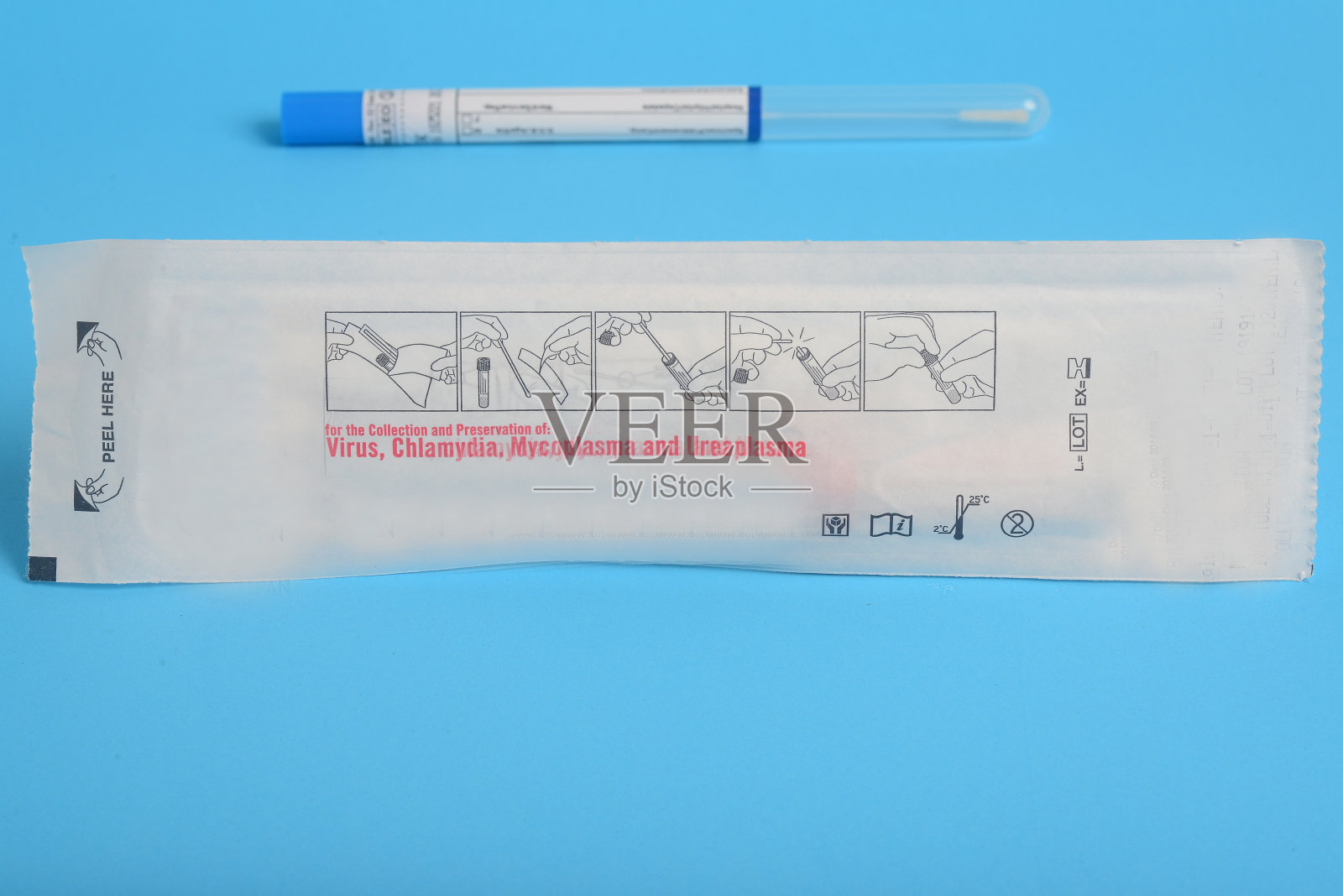 病毒、衣原体、支原体和脲原体的通用传输介质和拭子用于鼻咽样本采集，用于covid-19呼吸道病毒检测照片摄影图片