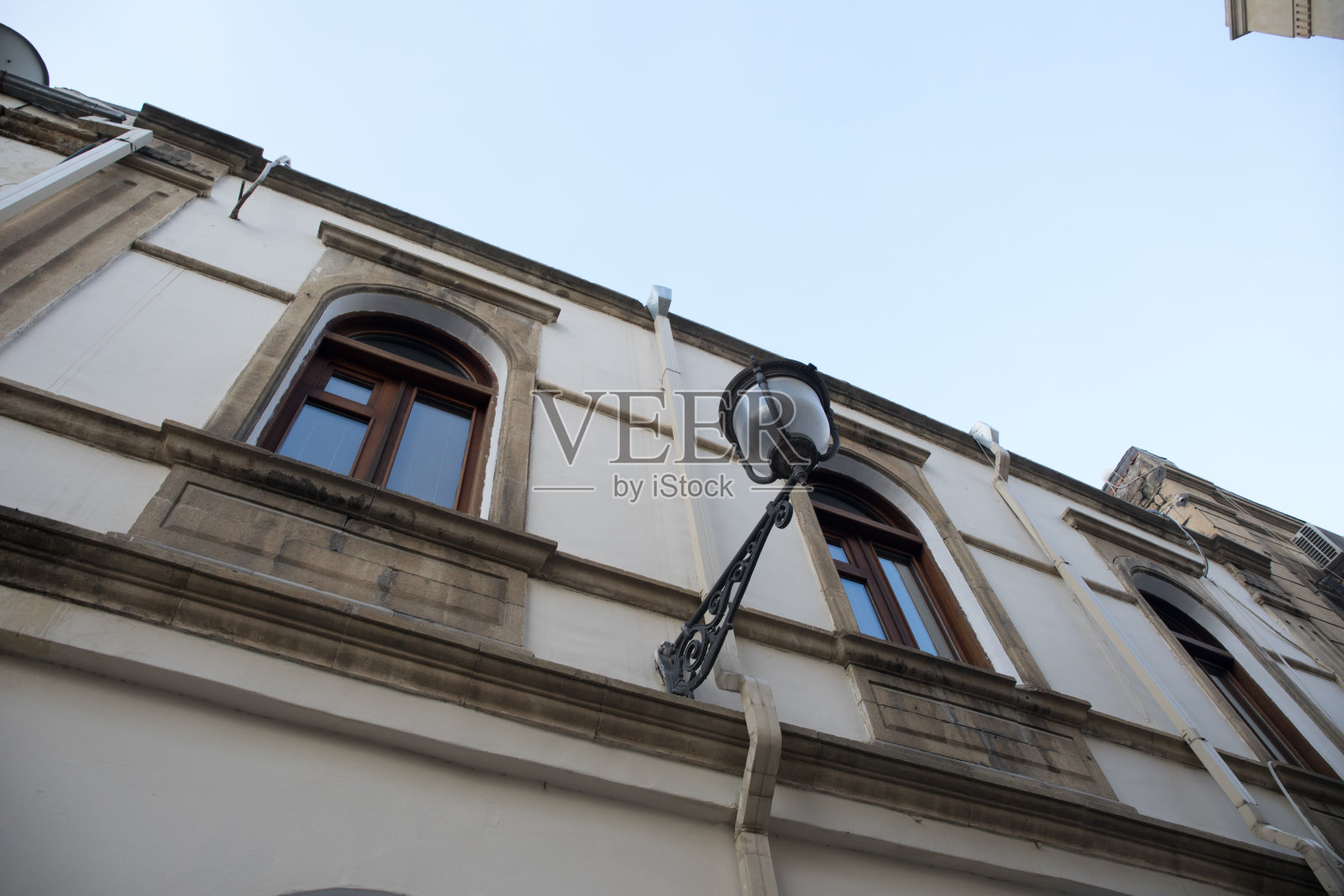 阿塞拜疆巴库老城的空旷街道。古老的城市巴库。市中心的建筑。照片摄影图片