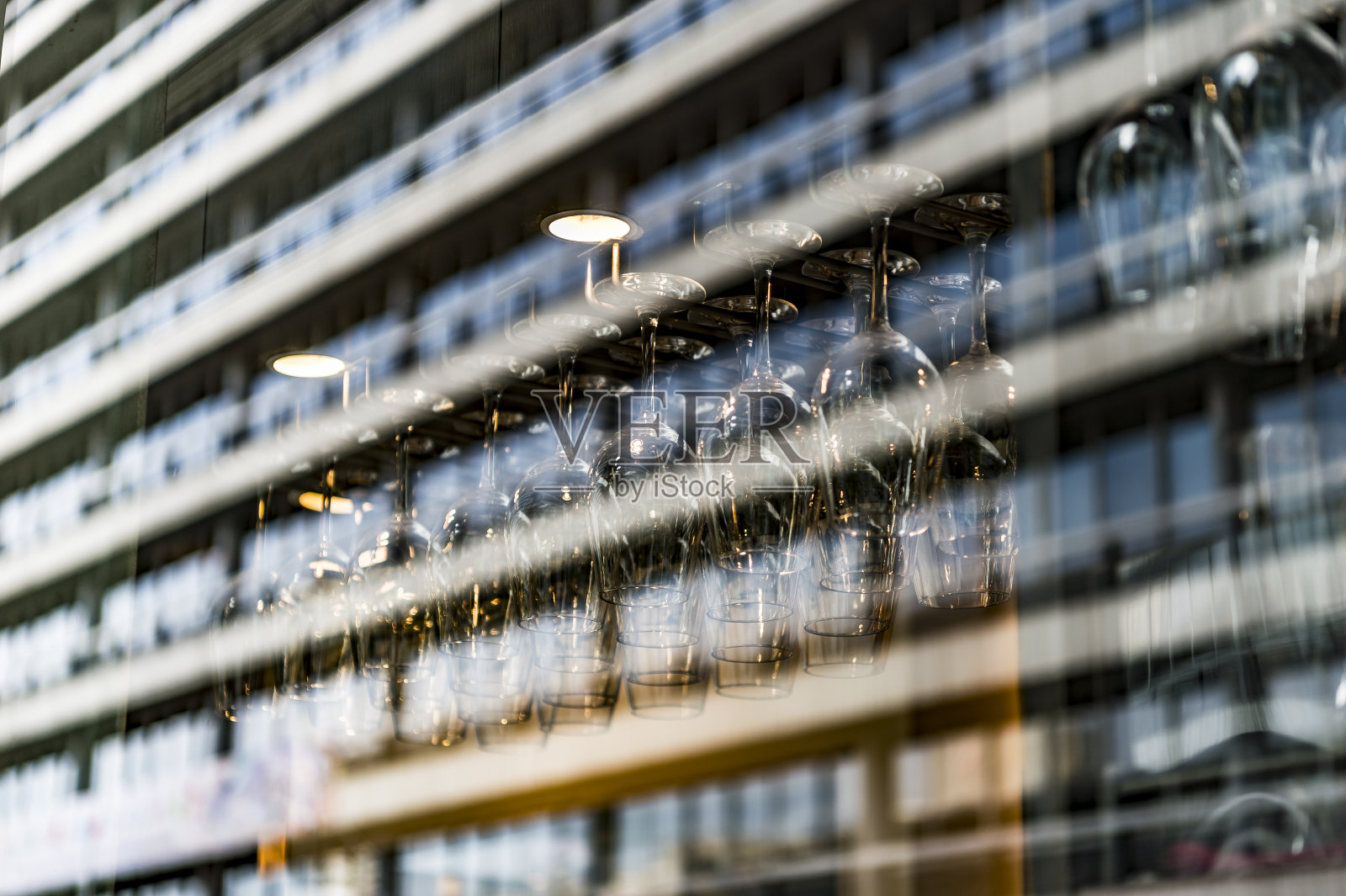 透过窗户可以看到悬挂的玻璃照片摄影图片