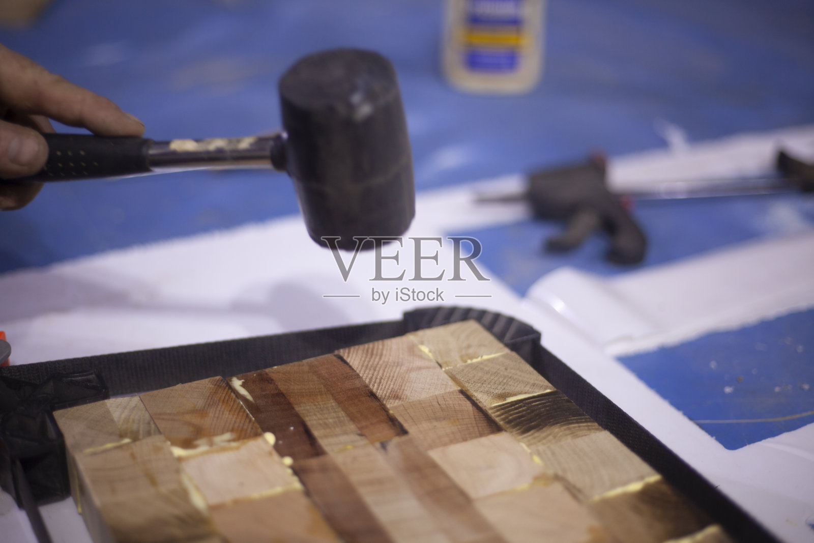 用木材制成的粘接板。照片摄影图片