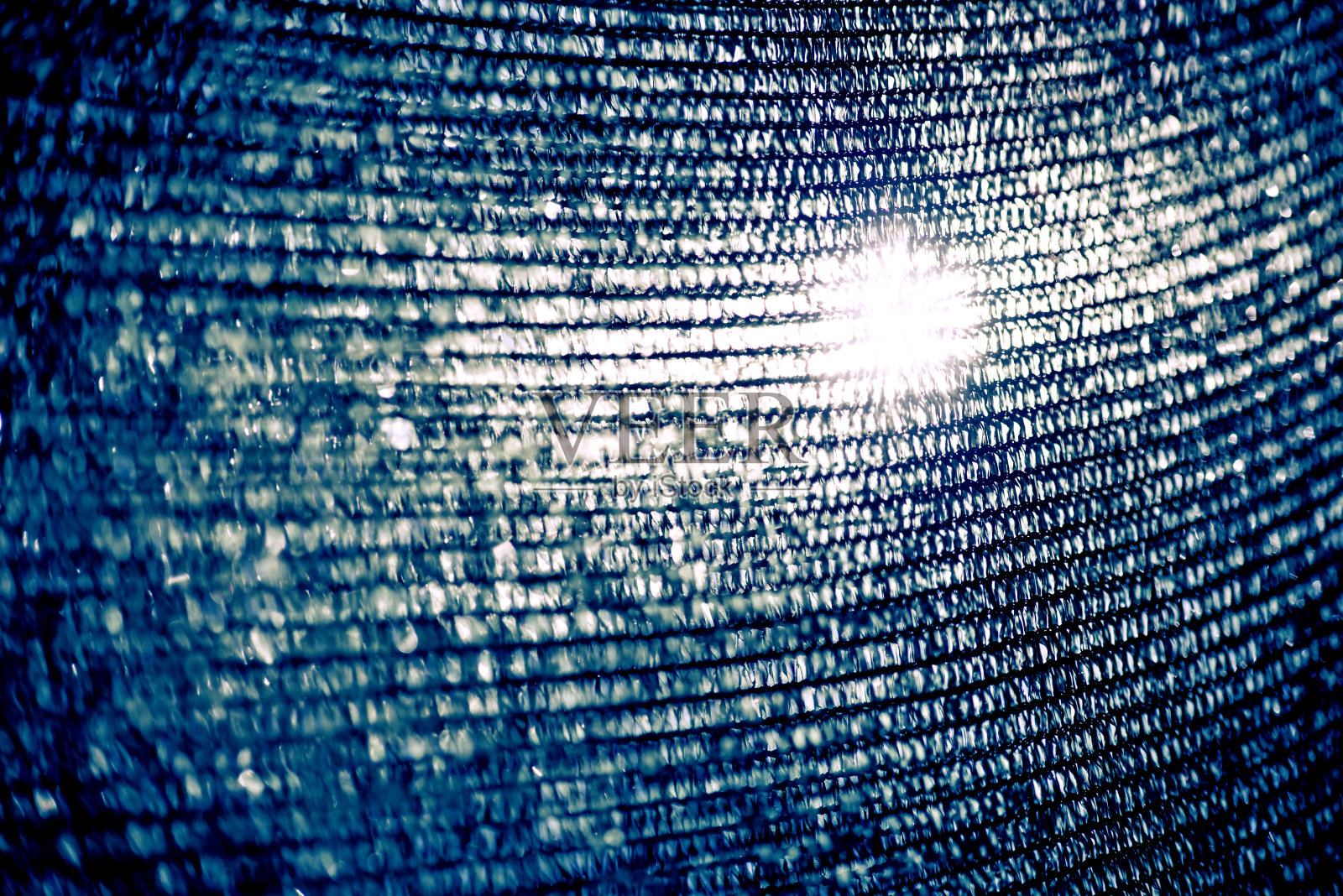 明亮多彩的背景来自阳光的光线。在背光下，它们可以产生许多颜色的美丽反射。照片摄影图片