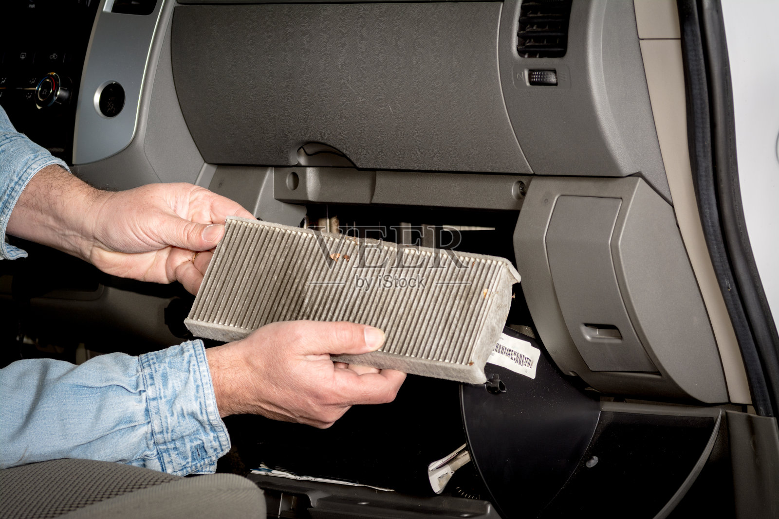 房主检查了一辆皮卡上的肮脏舱室过滤器照片摄影图片