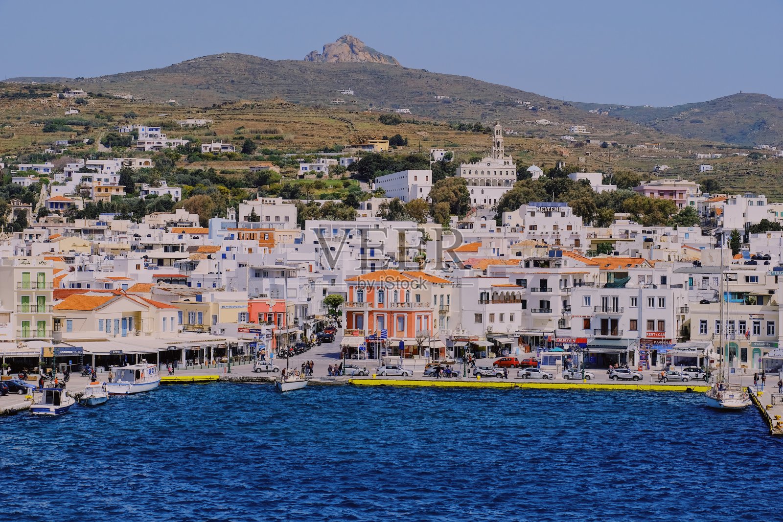 在希腊，从渡轮上可以看到Nisos Syros岛美丽的全景。照片摄影图片